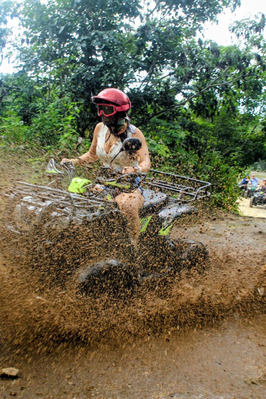 ATV en recorrido de jungla hacia Cenote Jade